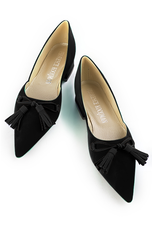 Matt black women's dress pumps, with a knot on the front. Pointed toe. Flat block heels. Top view - Florence KOOIJMAN
